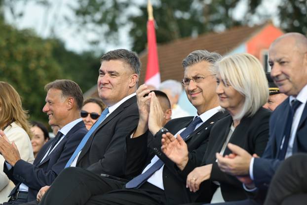 Zagreb: Uzvanici iz lože prate svečani vojni mimohod u povodu 30. obljetnice VRO Oluja