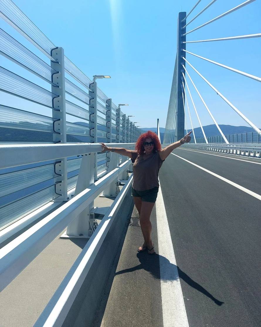 Dojmljiva voditeljica prijenosa otvorenja Pelješkog mosta nosila haljinu domaćeg brenda