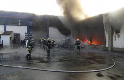 Ugasili požar u Lipiku, zbog dima trojica radnika u bolnici