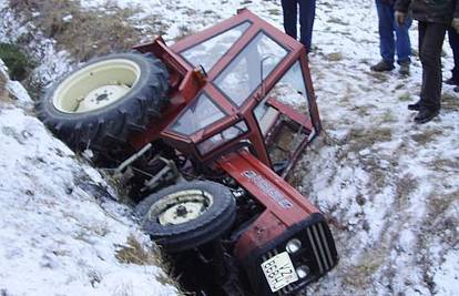 Zimske gadosti: Slijetali traktori, kombiji, ralice ...