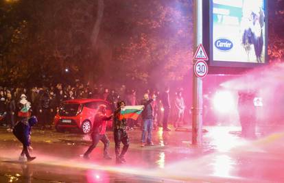 VIDEO Krš i lom u Sofiji zbog loših rezultata reprezentacije. U sukobu je ozlijeđeno 60 ljudi