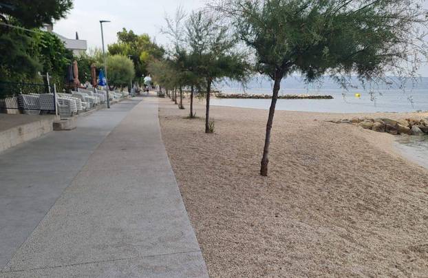 Nema rezervacije! Komunalni redari 'počistili' su jutros svih 6 kilometara plaže u Podstrani