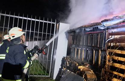 Voćin: Užareni otpad zapalio je kantu, drvarnicu pa ulovio kuću