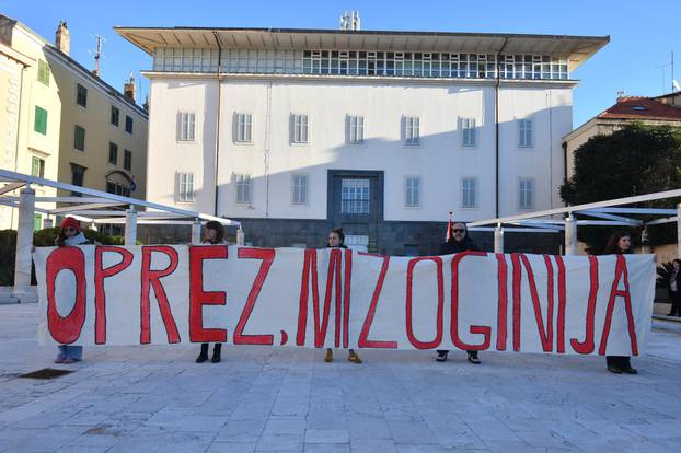 Sibenik: Molitelji krunice sveke prve subote na gardskom trgu