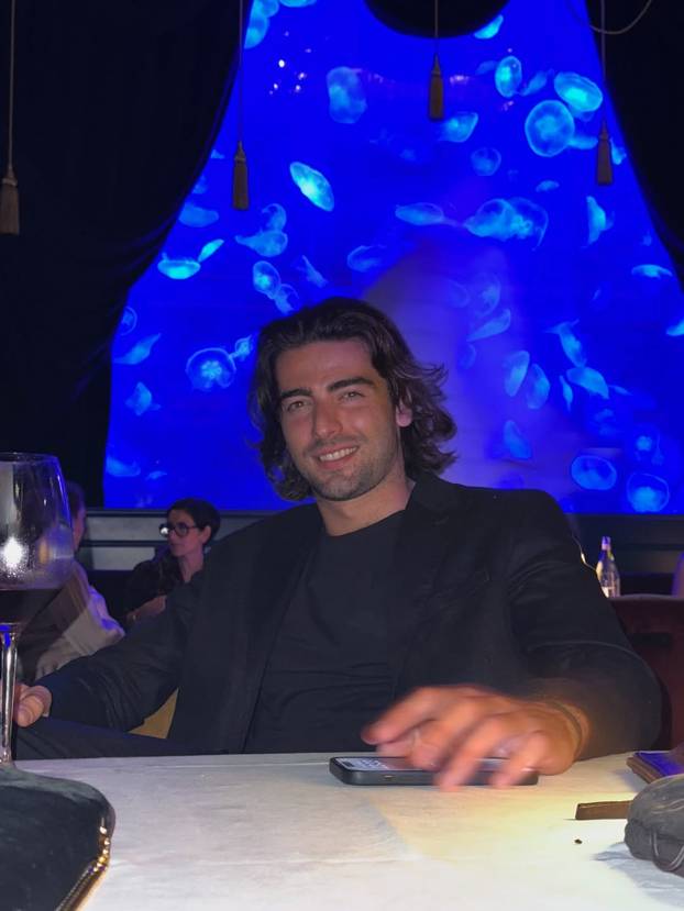 Za njih nema hladnoće i magle! Šime i Maja u badićima pozirali kraj bazena, 'padali' i zagrljaji