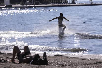 FOTO Kupaće gaće, ručnik preko leđa i pravac na Bačvice: Sunčan dan izmamio kupače na more...