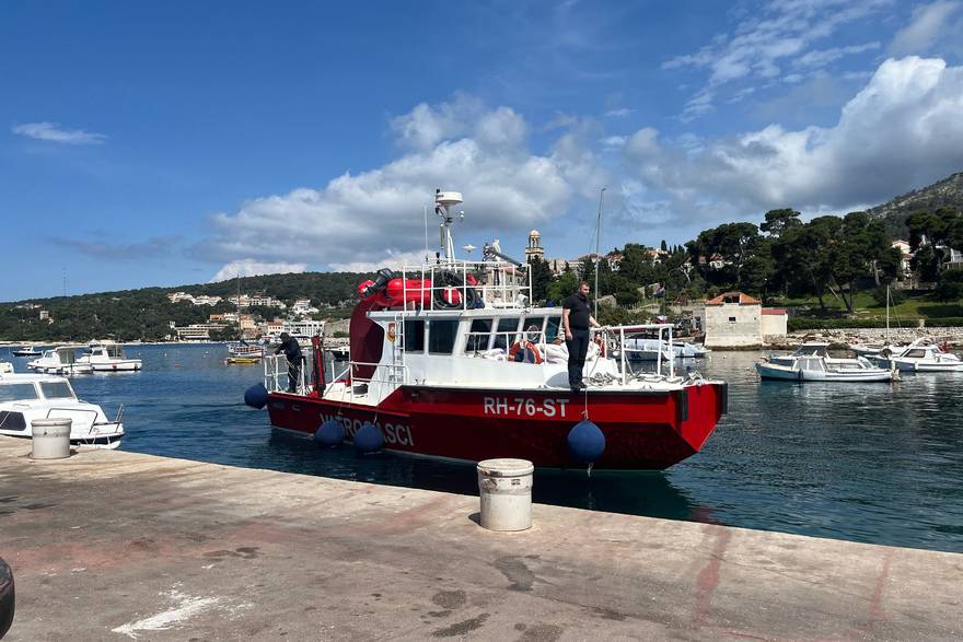 Ekološka katastrofa na Hvaru: U more se izlile tone nafte, na teren odmah stigle hitne službe
