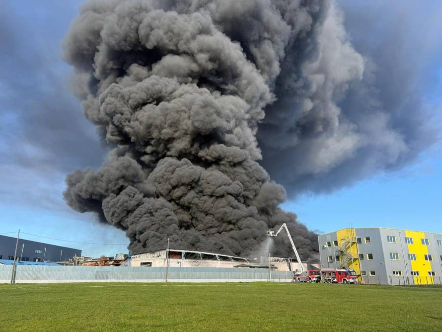 FOTO/VIDEO Još se dimi u Sv. Nedelji: 'Nije opasno za ljude'