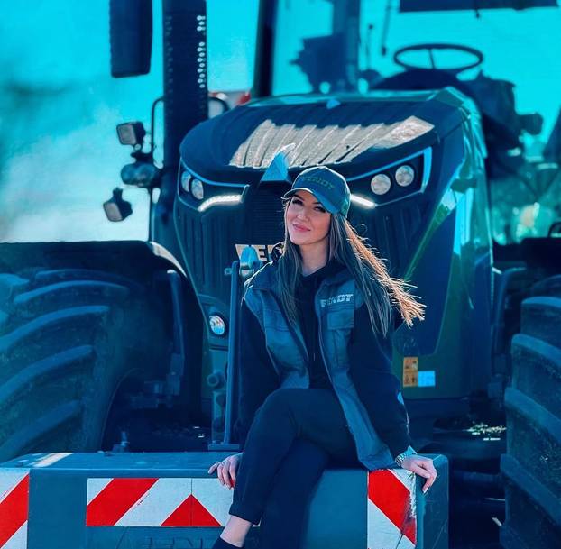 FOTO Vruća farmerica: Vozim traktor i radim teške poslove, ali uvijek u top kombinacijama