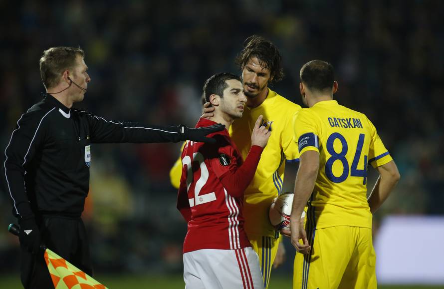 Manchester United's Henrikh Mkhitaryan clashes with FC Rostov's Aleksandru Gatcan