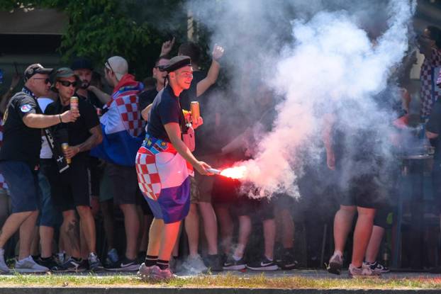 Zagreb: Zapaljene baklje u fan zoni na Bundeku uoči Thompsonovog koncerta 