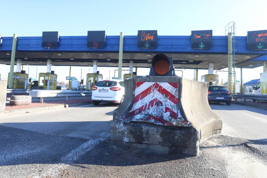 Karlovac: Muškarac se autom zabio u naplatne ku?ice i poginuo