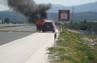 Na autocesti Zagreb-Split u vožnji je planuo Audi Q7