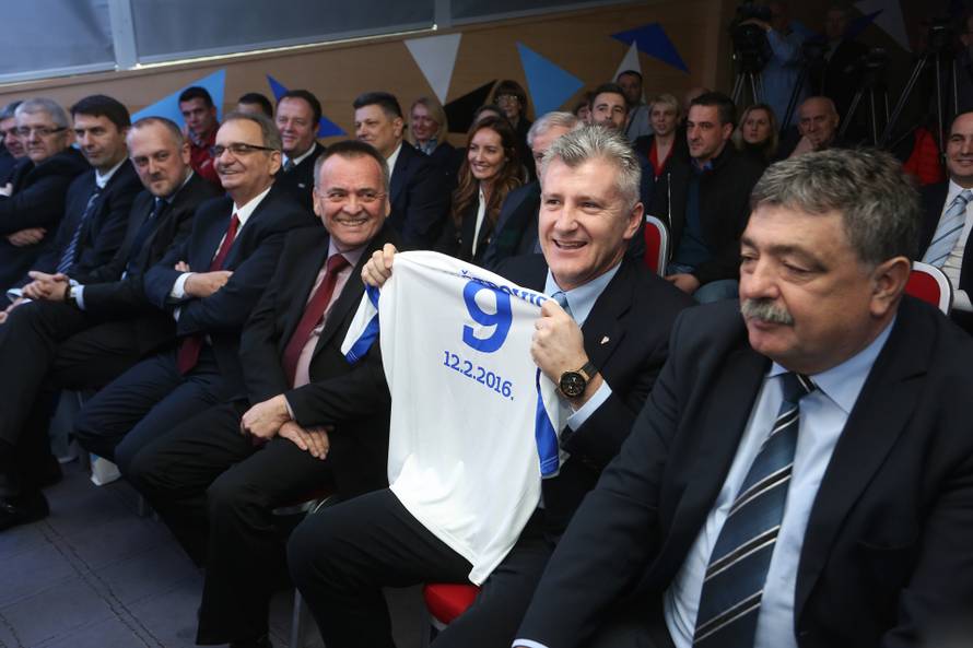 Osijek: Sve?ana primopredaja vlasništva NK Osijek ma?arskom investitoru
