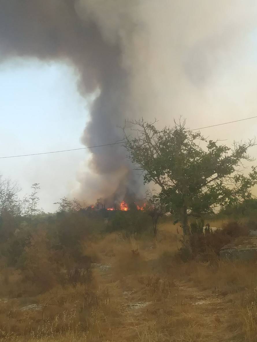 Evakuirali stanovnike sela kod Drniša: 'Ovo je velika nesreća'