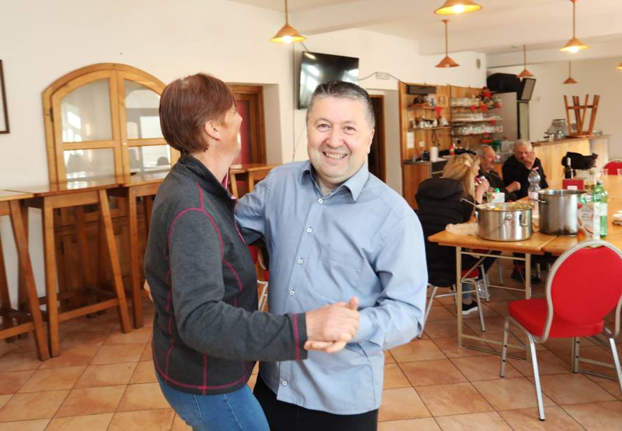 Čabar: Predizborni skup Ivice Križa, svećenika koji je napustio službu kako bi se kandidirao za gradonačelnika