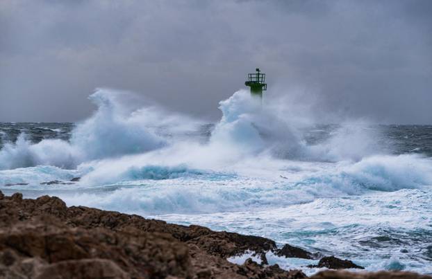 Snaga vjetra i valova na moru kod Ražnja