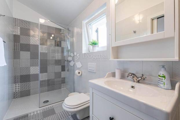 FOTO Pogledajte šarmantnu vilu u Labinu. Košta manje od pola milijuna eura, a ima i bazen