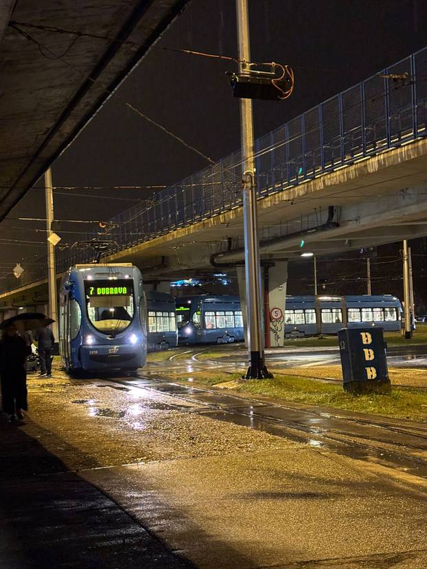FOTO Auto se zabio u tramvaj kod Utrina, putnici u šoku: 'Tu je udario baš gdje sam sjedila'