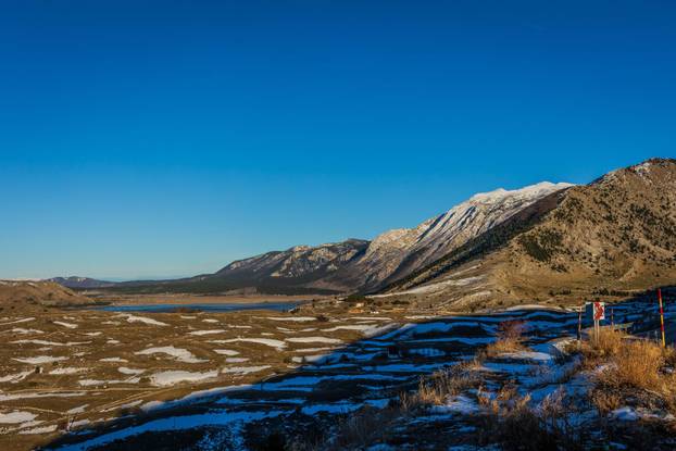 Park prirode Blidinje i zaleđeno jezero tijekom sunčanog zimskog dana