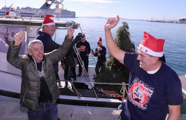 Split: Članovi Podvodno istraživačkog kluba Mornar potopili okićenu jelku u more ispred rive