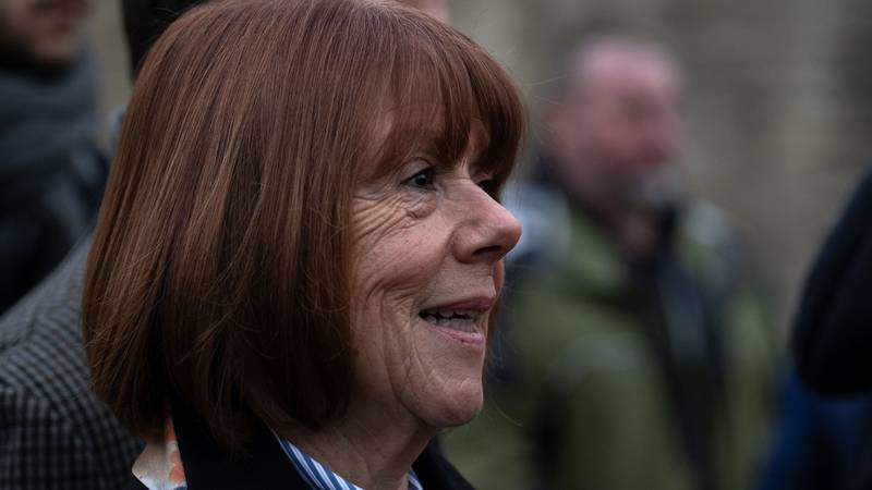 Gisèle Pelicot ob prihodu na pritožbeno sojenje posilstev v Mazanu pozdravljena z aplavzom