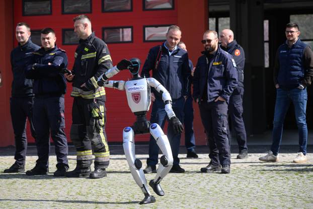 Zagreb: Demonstracija suradnje vatrogasne postrojbe i robotskog psa Unitree Go2 