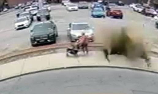 VIDEO Žena i dijete u kolicima 'za dlaku' su izbjegli eksploziju šahta, poklopac odletio u zrak!