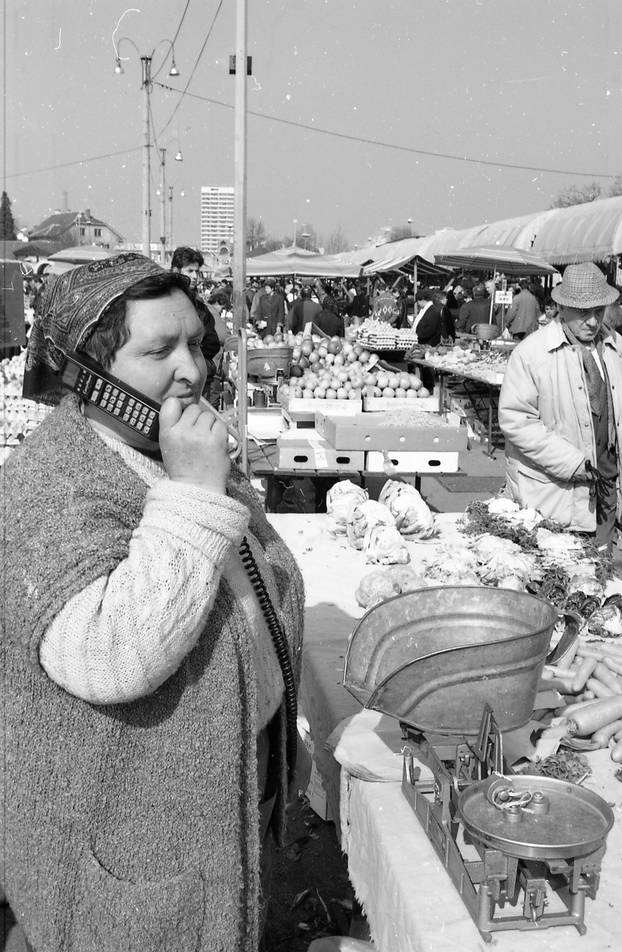 Zagreb: Prodavačica na Trešnjevačkoj tržnici razgovara na mobitel