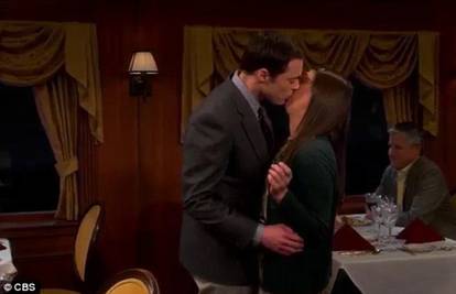 'Ako želiš romantiku, evo ti je': Prvi poljubac Amy i Sheldona