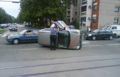 U prevrtanju automobila u Zagrebu vozač se ozlijedio
