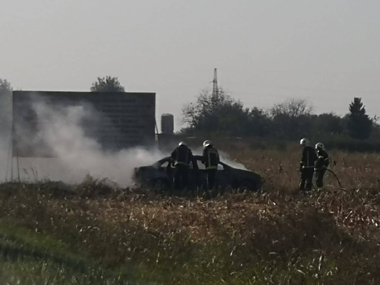 Planuo auto na obilaznici kod Osijeka: Vatrogasci na terenu