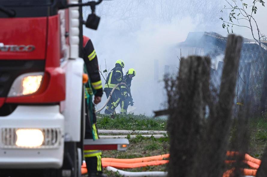 Zagreb: U skladištu guma u Zagrebačkoj ulici u Sesvetama izbio je požar