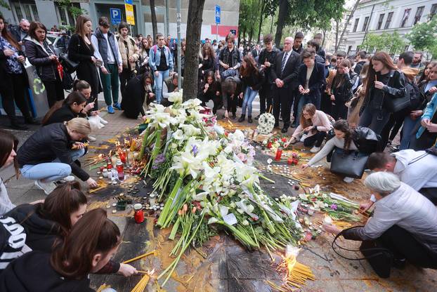 Beograd: Brojni učenici iz raznih škola zapalili svijeću i položili cvijeće na mjestu tragedije