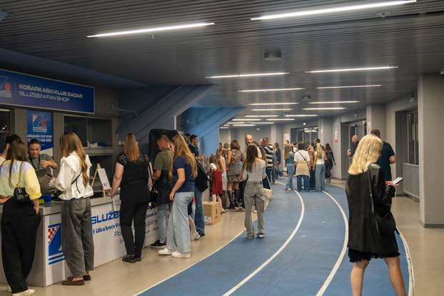 Zadar: Fanovi čekaju početak koncerta Jakova Jozinovića