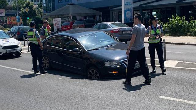 Vukovarska ulica u Zagrebu: Auto pao u rupetinu na cesti!