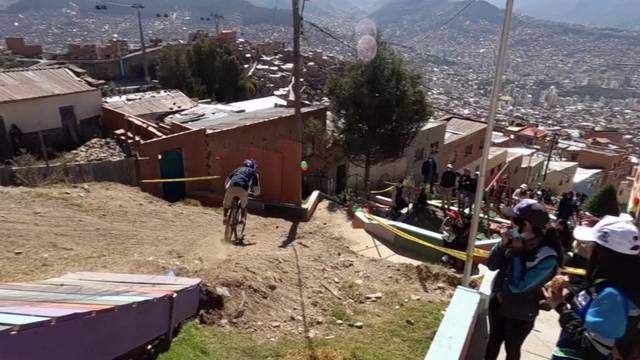 Stotinjak biciklista okušalo se u najduljoj utrci nizbrdo kroz bolivijsku favelu