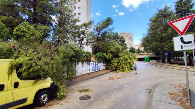 FOTO Split kao nakon tornada! Ovo je prognoza za danas: Za tri regije upalili alarm zbog oluje