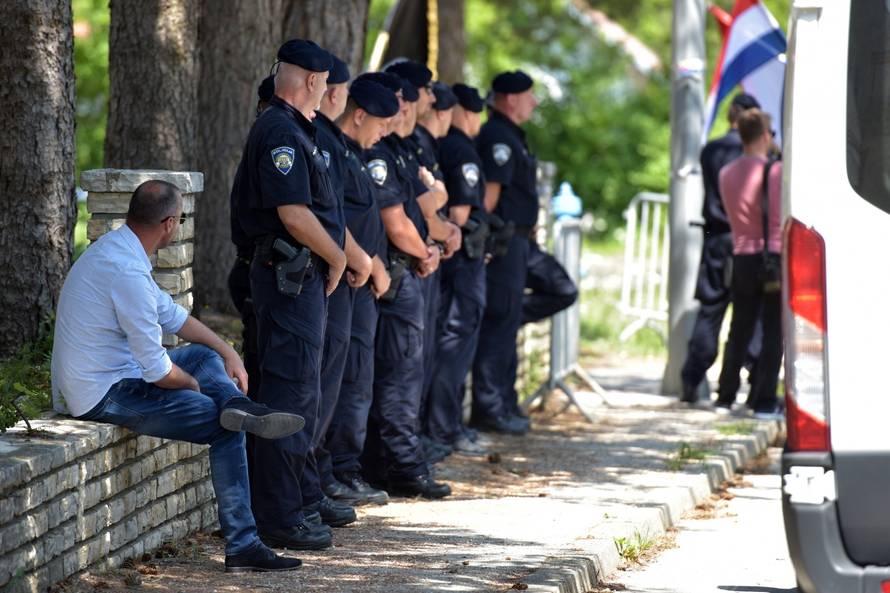 Uz jake policijske snage obiljeÅ¾en Dan ustanka u Srbu