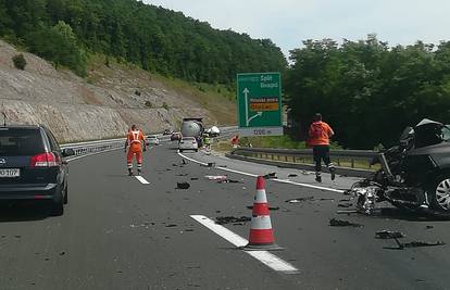 Sudarili su se auto i cisterna kod Otočca: Troje ozlijeđenih