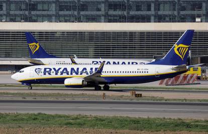 Pijan htio iskočiti iz aviona pa tukao druge putnike: Zavezali su ga, dočekala ga je policija