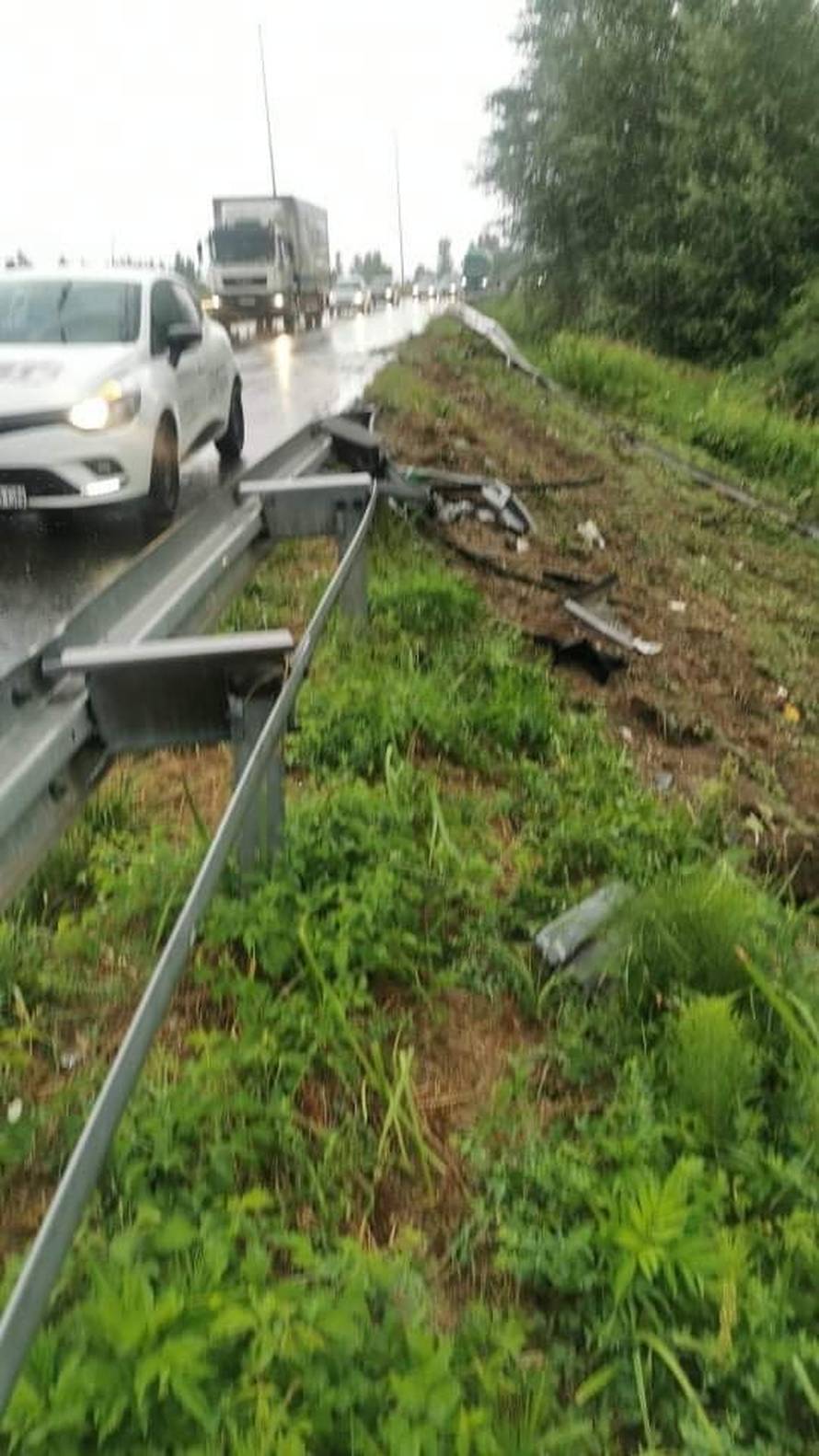 Probio ogradu i izletio s ceste kod West Gatea, vozač kamiona ozlijeđen u teškoj nesreći