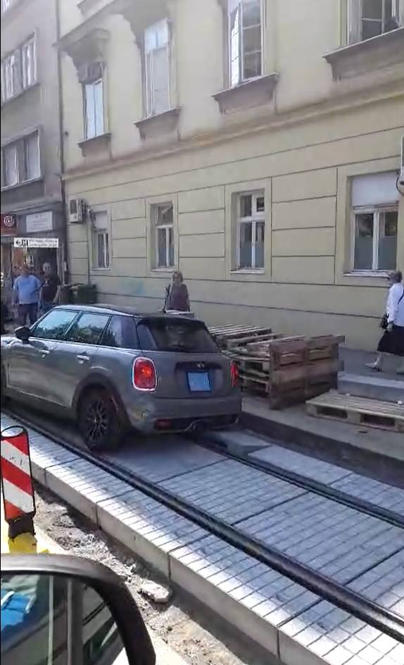 Pa kud baš na gradilište? Mini Cooper zapeo na tračnicama