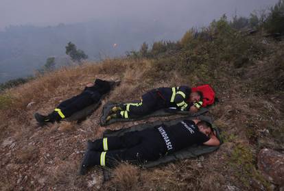 FOTO Umorni heroji: Vatrogasci dočekali jutro na požarištu, leže po travi, spavaju na klupama