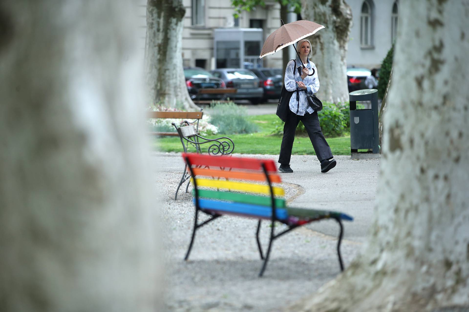 Zagreb: Nepoznati muškarac devastirao klupu duginih boja koja je postavljena na Zrinjevcu