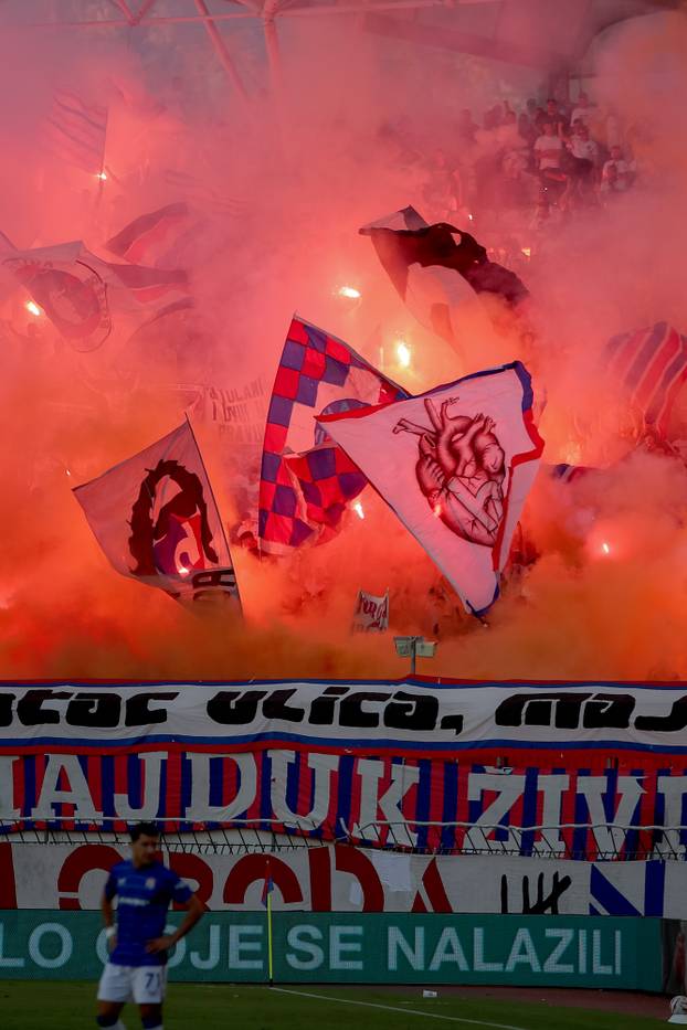 Split: Bakljada na Poljudu tijekom utakmice Hajduk - Dinamo