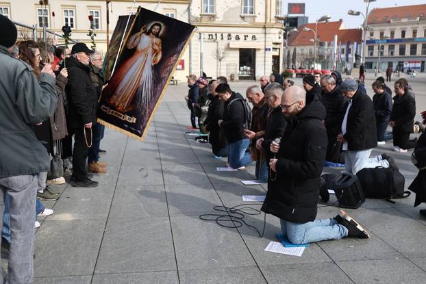 Dok u Osijeku jedni mole, drugi pak redovito u prosvjedu