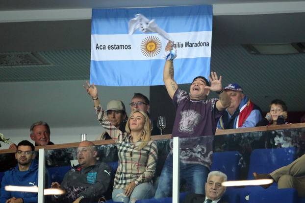 Zagreb: Maradona i njegova djevojka strastveno navijaju na me?u parova Davis Cupa