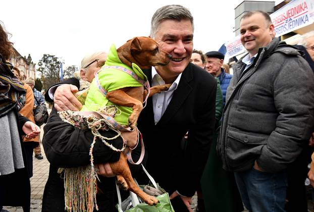 Zoran Milanović se družio s građanima u Čakovcu, oduševio ga psić koji ga je lizao po licu
