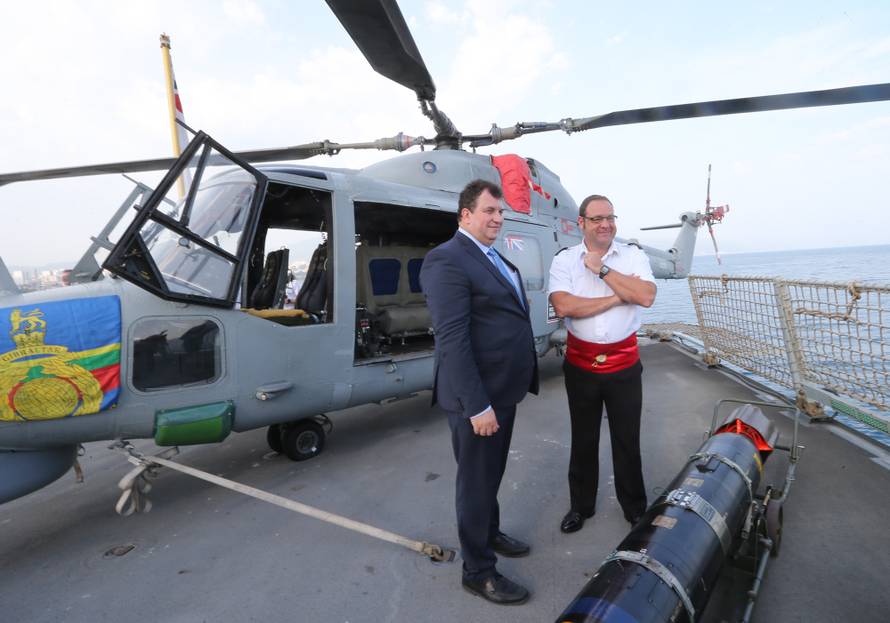 Britanski razarac HMS Defender